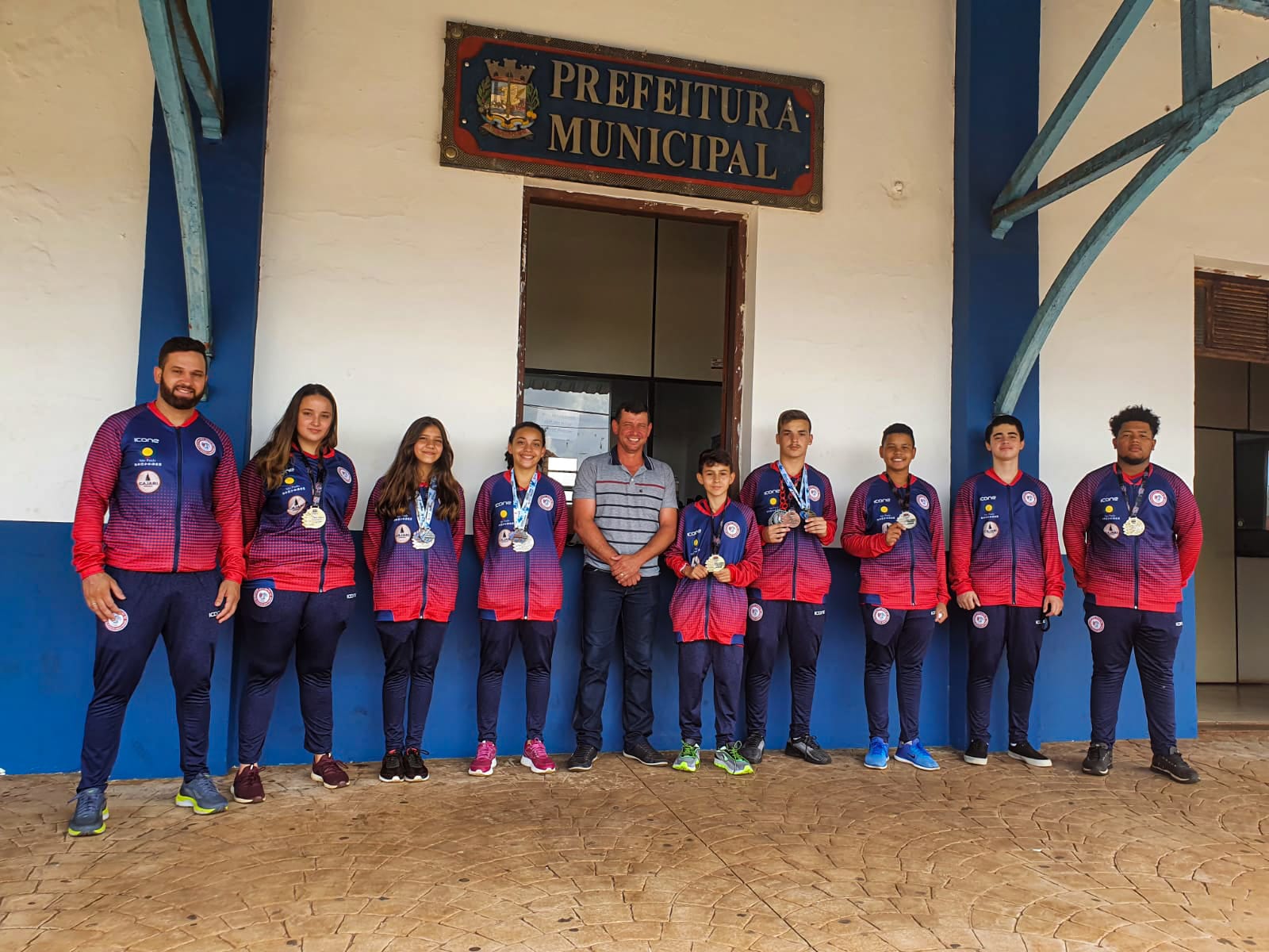 Atletas do karatê ao lado do prefeito de Trabiju, Giovani Ferro 